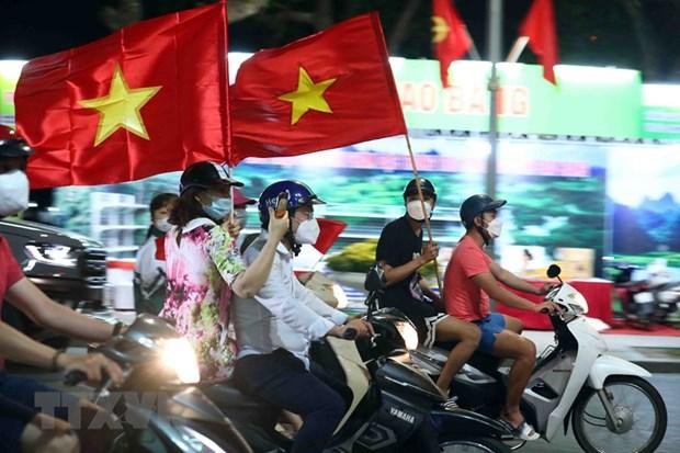 Người dân Hà Nội ra đường ăn mừng chiến thắng của đội tuyển U23 Việt Nam trước đội U23 Malaysia, tối 19/5. (Ảnh: Phạm Kiên/TTXVN)