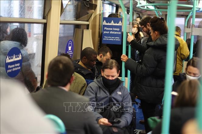 Người dân đi xe buýt tại London, Anh. Ảnh minh họa: THX/TTXVN