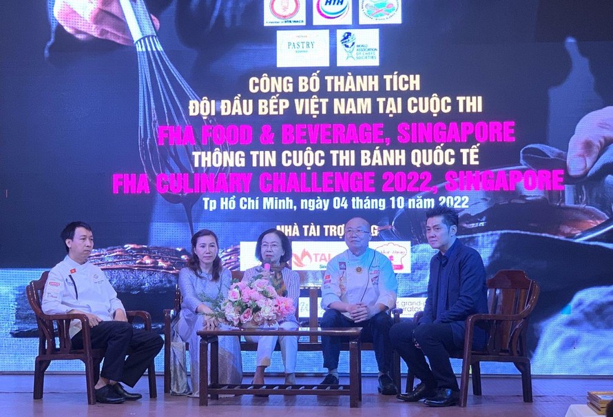 Đại diện Hiệp hội Du lịch TP Hồ Chí Minh, Chi Hội đầu bếp chuyên nghiệp Sài Gòn công bố danh sách thí sinh tham gia cuộc thi Bánh quốc tế.
