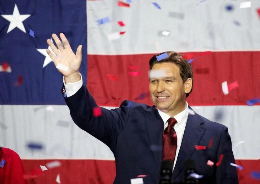  Thống đốc bang Florida của đảng Cộng hòa Ron DeSantis ăn mừng chiến thắng trong đêm bầu cử giữa nhiệm kỳ năm 2022 ở Tampa, Florida, Mỹ ngày 8/11. Ảnh: REUTERS