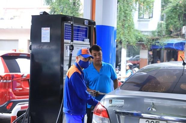 Nhân viên Petrolimex bán xăng cho khách hàng. (Ảnh: PV/Vietnam+)