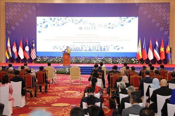 Quang cảnh Lễ bế mạc Hội nghị cấp cao ASEAN lần thứ 40, 41 và các hội nghị cấp cao liên quan và nghi thức chuyển giao vai trò Chủ tịch ASEAN từ Campuchia sang Indonessia, ngày chiều 13/11/2022. Ảnh: Nguyễn Hùng/TTXVN