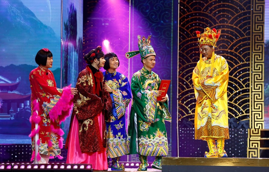 Nghệ sỹ Ưu tú Xuân Bắc (thứ hai từ phải sang) cùng các nghệ sỹ tham gia Táo Quân 2023. (Ảnh: VTV)