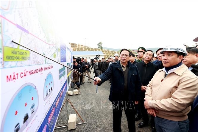 Thủ tướng Phạm Minh Chính kiểm tra và nghe báo cáo về tình hình thực hiện dự án thành phần cao tốc Mai Sơn - QL45. Ảnh: Dương Giang/TTXVN
