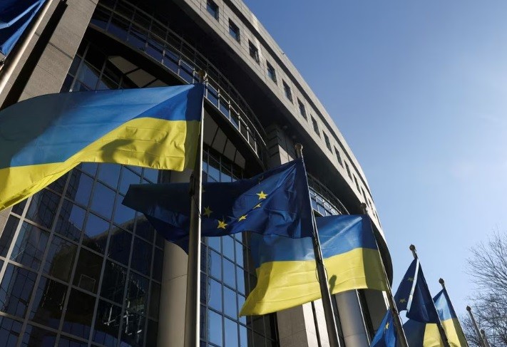 Cờ Liên minh châu Âu (EU) và Ukraine phấp phới bên ngoài tòa nhà Nghị viện EU ở Brussels, Bỉ hồi tháng 2/2022. Ảnh: Reuters