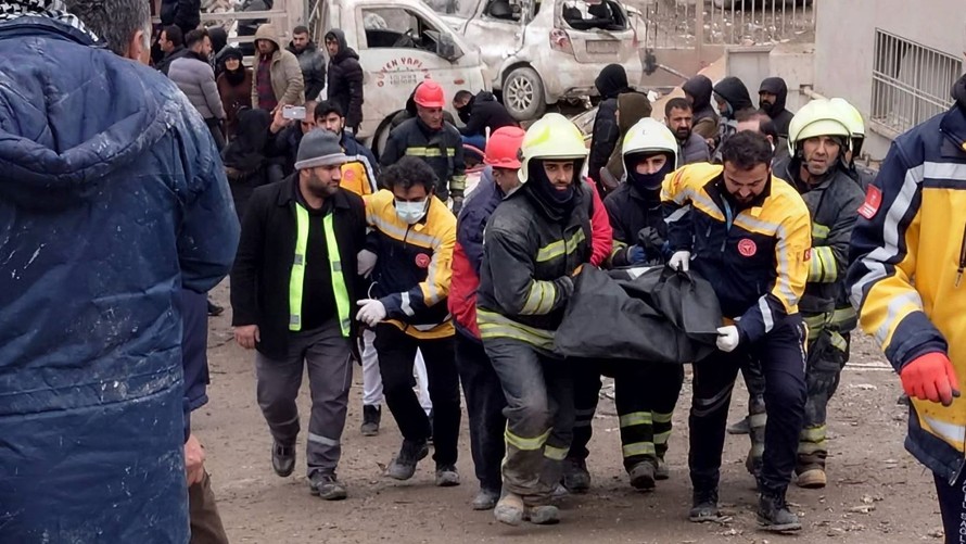 Nhân viên cứu hộ đưa nạn nhân ra khỏi đống đổ nát do trận động đất ở Diyarbakir, Đông Nam Thổ Nhĩ Kỳ. Ảnh: AP