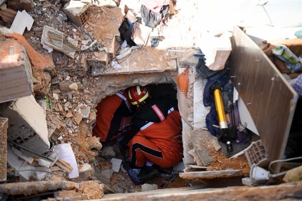 Lực lượng cứu hộ tìm kiếm nạn nhân tại hiện trường đổ nát sau trận động đất ở Antakya, tỉnh Hatay, Thổ Nhĩ Kỳ, ngày 9/2/2023. (Ảnh: THX/TTXVN)