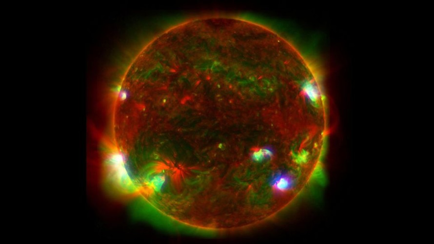 Hình ảnh ghi lại các tia sáng của Mặt Trời mà mắt thường không nhìn thấy. Ảnh: NASA