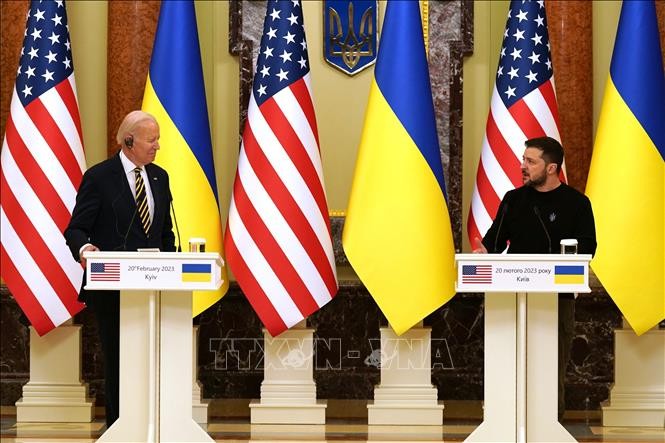 Tổng thống Ukraine Volodymyr Zelensky (phải) và Tổng thống Mỹ Joe Biden tại cuộc họp báo chung ở Kiev ngày 20/2/2023. Ảnh: AFP/TTXVN