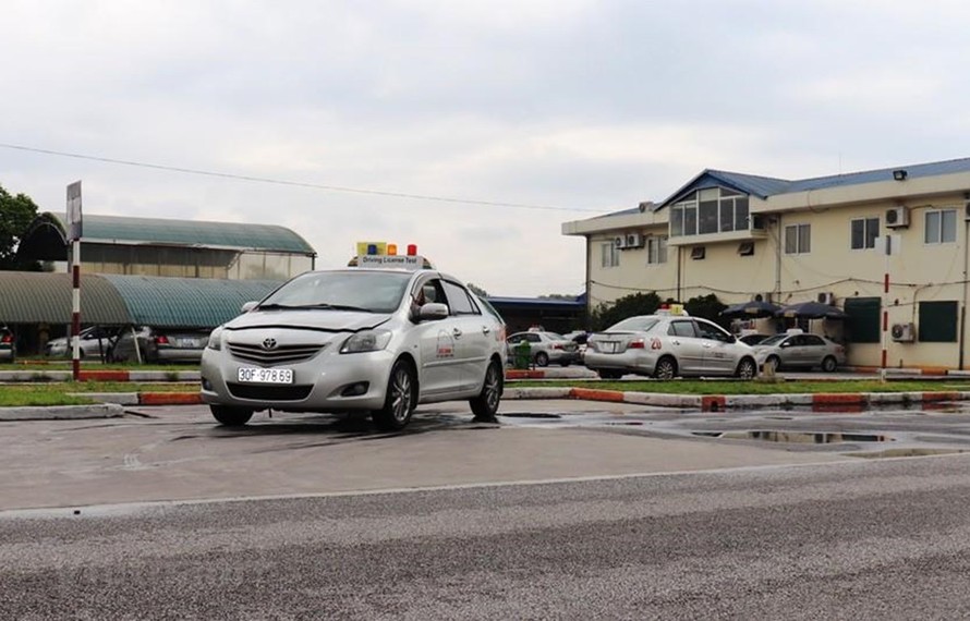 Học viên thi sát hạch lái xe trong sa hình tại một trung tâm đào tạo, sát hạch lái xe của Hà Nội. (Ảnh: Việt Hùng/Vietnam+)