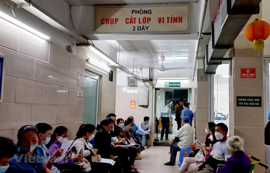 Người bệnh chờ chụp cắt lớp vi tính tại Bệnh viện Bạch Mai. (Ảnh: T.G/Vietnam+)