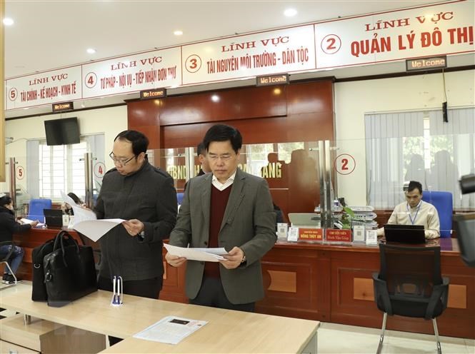 Đoàn công tác Ban Chỉ đạo cải cách hành chính của Chính phủ kiểm tra Bộ phận một cửa của thành phố Cao Bằng, tỉnh Cao Bằng. (Ảnh: Chu Hiệu/TTXVN)