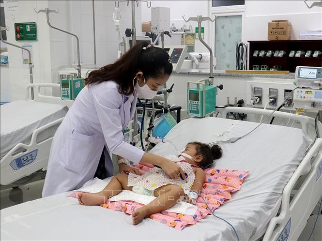 Bác sĩ Bệnh viện Sản - Nhi tỉnh Kiên Giang khám, điều trị bệnh sốt xuất huyết cho bệnh nhân. 