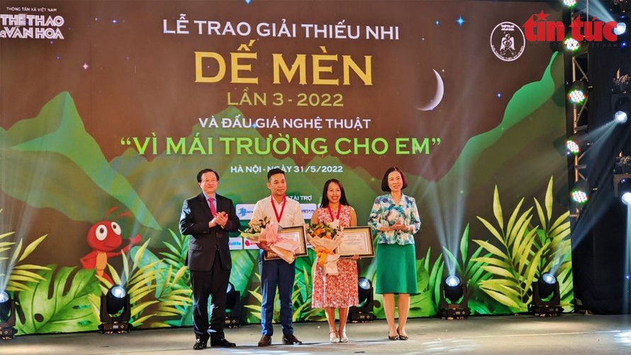Thứ trưởng Bộ Văn hóa, Thể thao và Du lịch Tạ Quang Đông và Tổng giám đốc TTXVN Vũ Việt Trang trao giải thưởng Khát vọng dế mèn (ảnh tư liệu).
