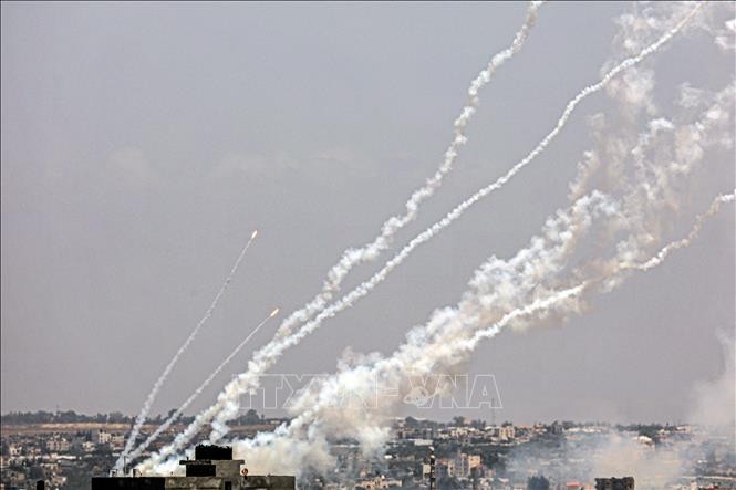 Hàng chục quả rocket được phóng từ Dải Gaza sang lãnh thổ Israel ngày 13/5/2023. Ảnh: AFP/TTXVN