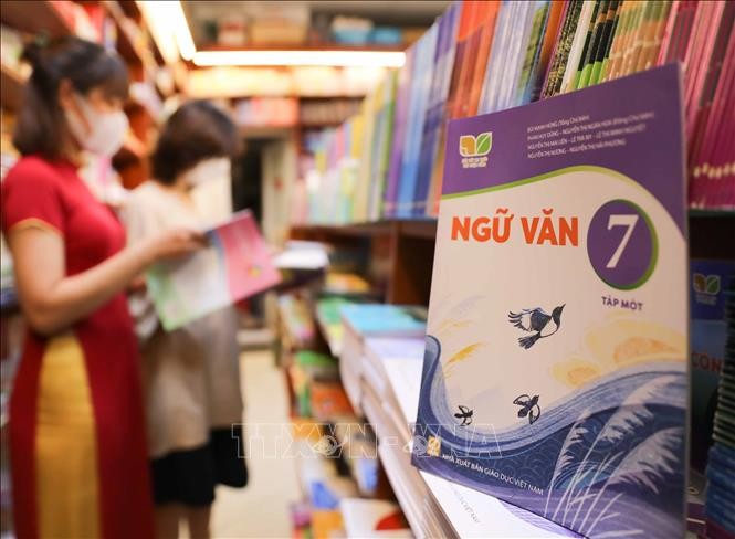 Phó Thủ tướng Trần Hồng Hà yêu cầu Bộ Giáo dục và Đào tạo chủ động thực hiện các giải pháp bảo đảm đầy đủ sách giáo khoa, không để hiện tượng khan hiếm, thiếu sách giáo khoa cho năm học mới 2023 - 2024. Ảnh: Thanh Tùng/TTXVN