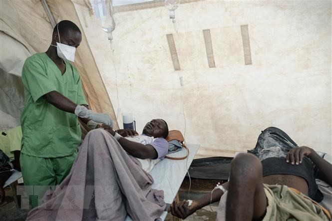 Bệnh nhân mắc tả được điều trị tại trung tâm y tế ở Tele, Mozambique. 