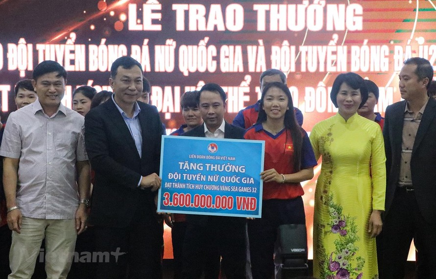Tiền đạo Huỳnh Như đại diện cho Đội tuyển Bóng đá Nữ Việt Nam lên nhận thưởng sau thành tích tại SEA Games 32. (Ảnh: Việt Anh/Vietnam+)