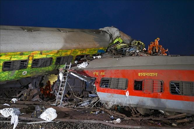 Hiện trường đổ nát sau vụ tai nạn đường sắt kinh hoàng ở Balasore, bang Odisha, miền Đông Ấn Độ ngày 3/6/2023. Ảnh: AFP/TTXVN