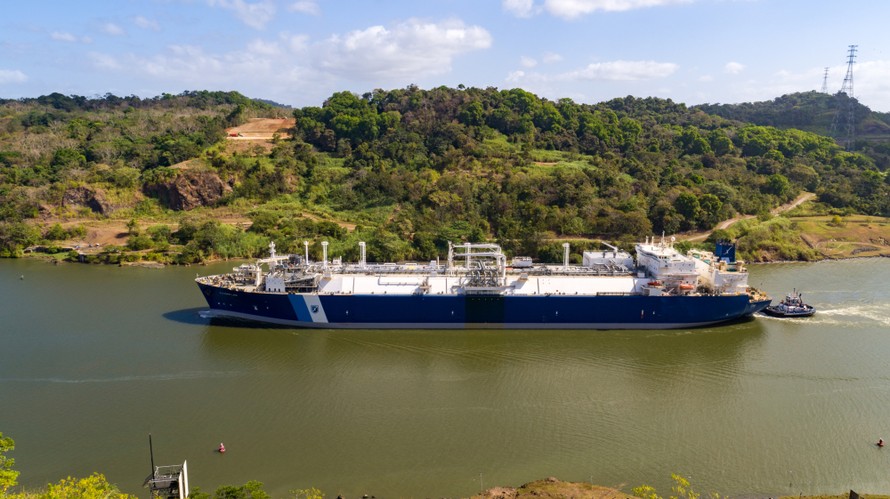 Tàu chở LNG Exemplar của Excelerate Energy đi qua Kênh đào Panama vào tháng 7/2021.