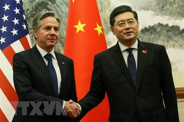 Bộ trưởng Ngoại giao Trung Quốc Tần Cương (phải) và người đồng cấp Mỹ Antony Blinken tại cuộc gặp ở Bắc Kinh ngày 18/6/2023. (Ảnh: AFP/TTXVN)