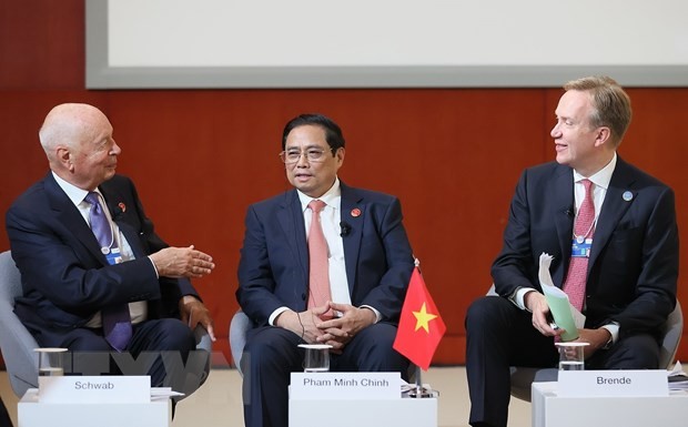 Thủ tướng Phạm Minh Chính trao đổi với Nhà sáng lập kiêm Chủ tịch Điều hành Diễn đàn Kinh tế Thế giới (WEF) Klaus Schwab (bên trái) và Chủ tịch Diễn đàn Kinh tế Thế giới (WEF) Børge Brende. (Ảnh: Dương Giang/TTXVN)