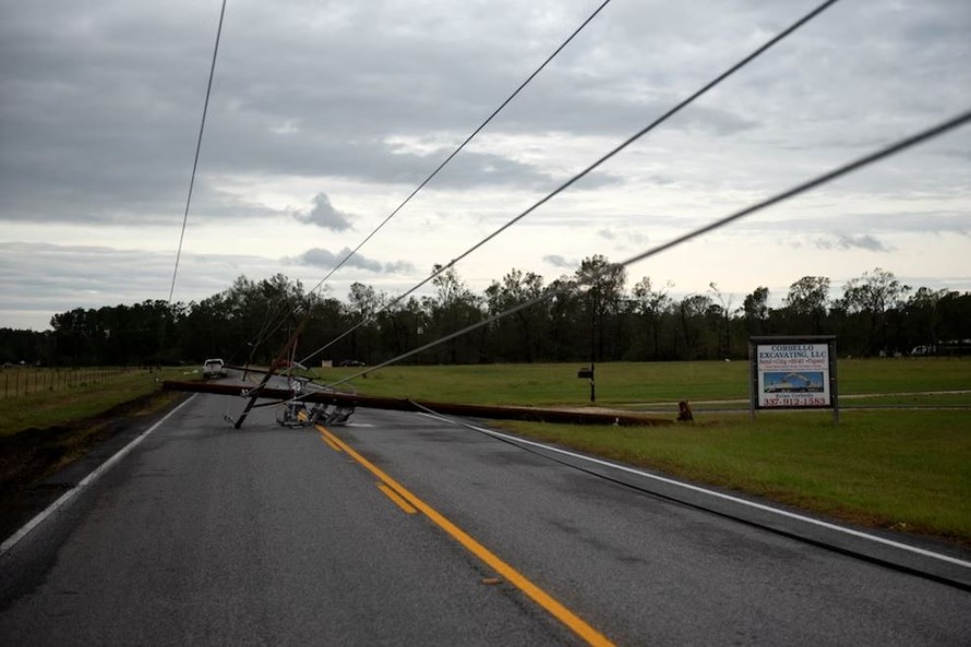 Một cột điện và đường dây truyền tải bị bão hạ gục tại Deweyville, Texas, năm 2020. Ảnh: Washington Post
