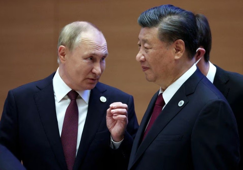 Tổng thống Nga Vladimir Putin nói chuyện với Chủ tịch Trung Quốc Tập Cận Bình trước cuộc họp của SCO ở Samarkand, Uzbekistan ngày 16/9/2022. Ảnh: Sputnik/Reuters