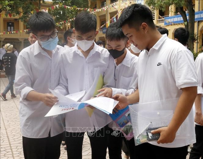 Thí sinh trao đổi đáp án sau thời gian làm bài tại điểm thi Trường THPT Thái Thuận, tỉnh Bắc Giang. Ảnh: Đồng Thúy/TTXVN