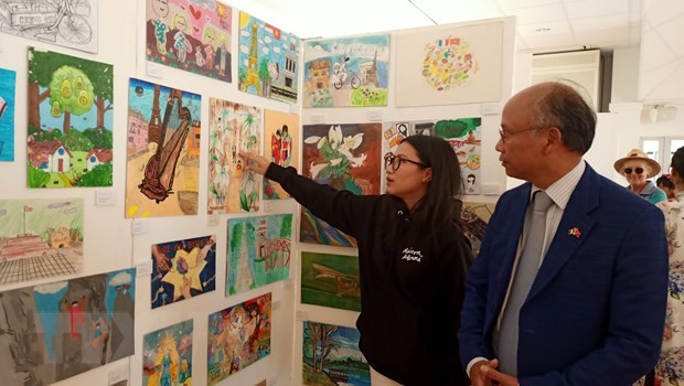 Đại sứ Đinh Toàn Thắng xem triển lãm tranh thiếu nhi gốc Việt tại các nước.