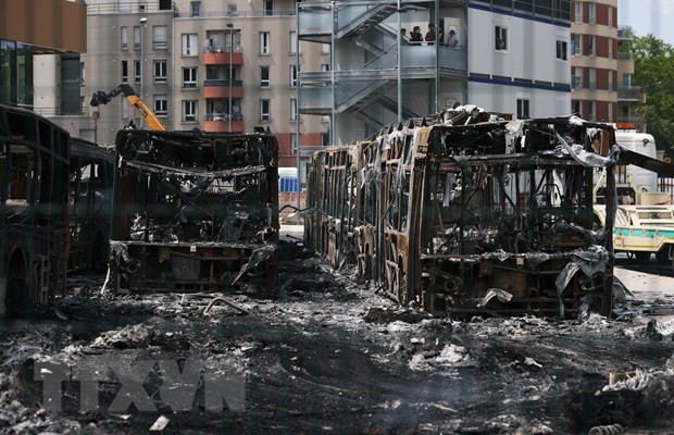 Xe buýt bị người biểu tình đốt phá tại Aubervilliers, phía Bắc Paris, Pháp ngày 30/6/2023. (Ảnh: THX/TTXVN)