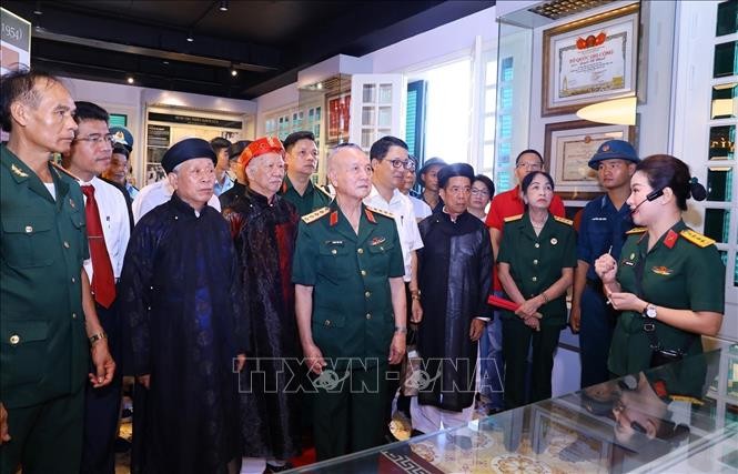 Đại tướng Phạm Văn Trà với các đại biểu tham quan Bảo tàng Đại tướng Nguyễn Chí Thanh tại Hà Nội. Ảnh: Văn Điệp/TTXVN
