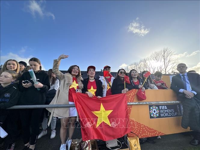 Người hâm mộ đến động viên cổ vũ cho đội tuyển bóng đá nữ Việt Nam. Ảnh: Trương Anh Ngọc/PV TTXVN từ New Zealand