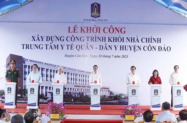 Chủ tịch nước Võ Văn Thưởng và các đại biểu thực hiện nghi thức khởi công xây dựng Khối nhà chính Trung tâm Y tế Quân-Dân y huyện Côn Đảo. (Ảnh: Thống Nhất/TTXVN)