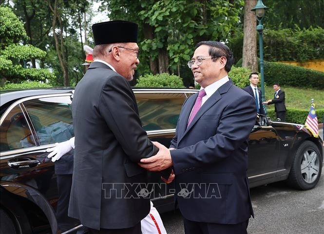 Thủ tướng Phạm Minh Chính đón Thủ tướng Malaysia Anwar Ibrahim. Ảnh: Dương Giang/TTXVN