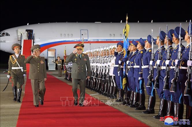Bộ trưởng Quốc phòng Triều Tiên, Đại tướng Kang Sun-nam (trái) và Bộ trưởng Quốc phòng Nga Sergei Soigu (phải) tại lễ đón ở Bình Nhưỡng, Triều Tiên, ngày 25/7/2023. Ảnh minh họa: YONHAP/TTXVN