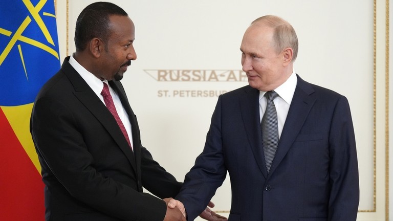 Tổng thống Nga Vladimir Putin bắt tay với Thủ tướng Ethiopia Abiy Ahmed trong cuộc gặp tại Strelna gần St. Petersburg, Nga ngày 27/7. Ảnh: Sputnik