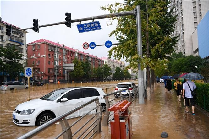 Cảnh ngập lụt trên một tuyến phố ở Bắc Kinh, Trung Quốc, ngày 31/7/2023. Ảnh: THX/TTXVN