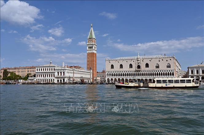 Tàu du lịch tại Venice, Italy. Ảnh tư liệu: AFP/TTXVN