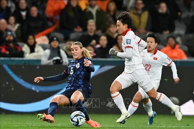 Tiền vệ Trần Thị Hải Linh (giữa) nỗ lực đi bóng trước sự cản phá của tiền vệ Hà Lan Jill Roord (trái) trong trận đấu. Ảnh: AFP/TTXVN