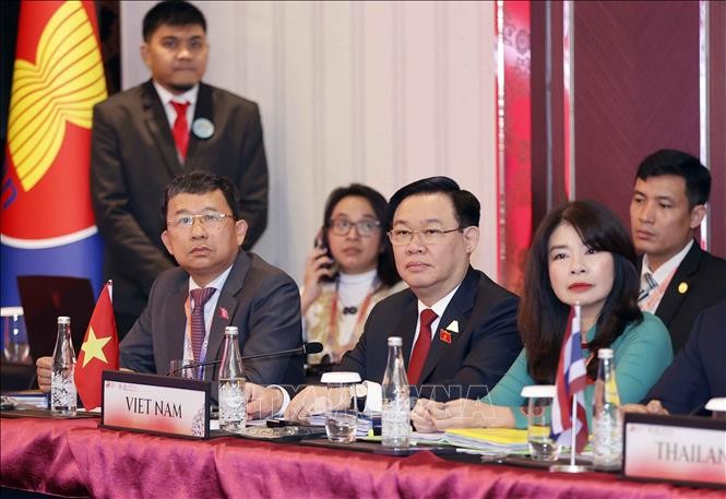 Chủ tịch Quốc hội Vương Đình Huệ và thành viên đoàn đại biểu Việt Nam dự phiên họp.