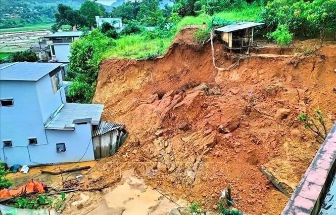 Nhà cửa, tài sản của nhân dân các xã Mường Cang, Khoen On, Mường Kim, Tà Hừa, Tà Mung bị thiệt hại do mưa lũ.