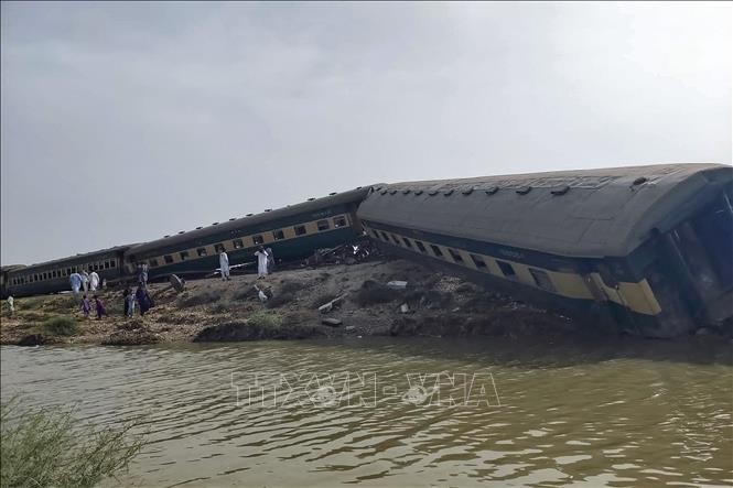 Hiện trường vụ tàu chở khách trật bánh ở tỉnh Sindh, miền Nam Pakistan ngày 6/8/2023. Ảnh: AFP/TTXVN