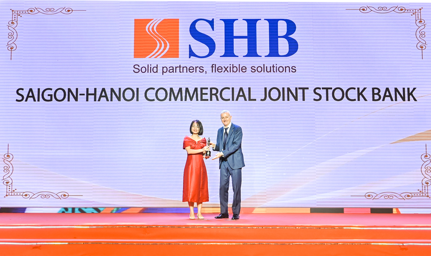Bà Nguyễn Thanh Loan – Phó Giám đốc Khối Quản trị & Phát triển Nguồn nhân lực SHB đại diện ngân hàng nhận giải thưởng “Nơi làm việc tốt nhất châu Á”