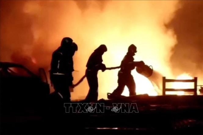 Lực lượng cứu hỏa dập lửa tại hiện trường vụ nổ trạm xăng ở CH Dagestan, thuộc LB Nga ngày 14/8/2023. Ảnh: AFP/TTXVN