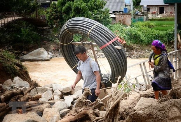 Một hộ dân ở bản Đề Sủa, xã Lao Chải, huyện Mù Cang Chải, tỉnh Yên Bái mua ống nước về khắc phục nguồn nước sạch bị hư hỏng do mưa lũ. 