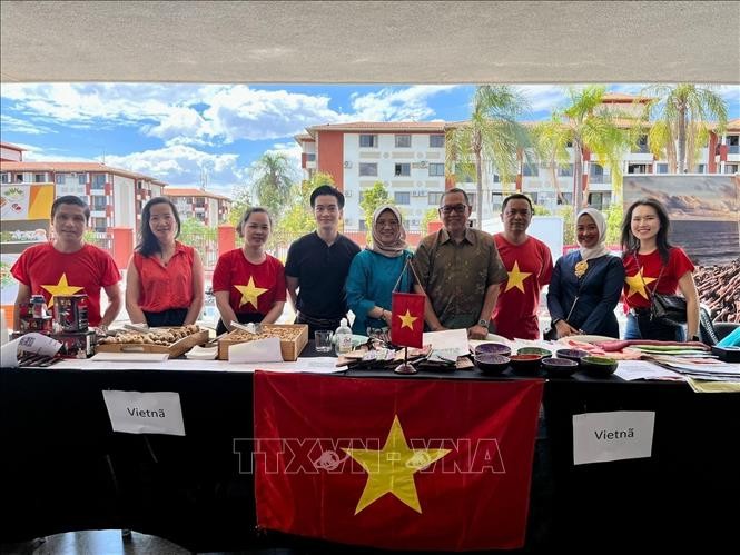 Đại sứ quán Việt Nam tại Brazil tham gia hội chợ. Ảnh: TTXVN phát