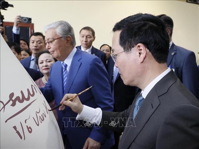 Chủ tịch nước Võ Văn Thưởng và Tổng thống Kazakhstan Kassym-Jomart ký lưu niệm lên bình gốm Chu Đậu. Ảnh: Thống Nhất/TTXVN
