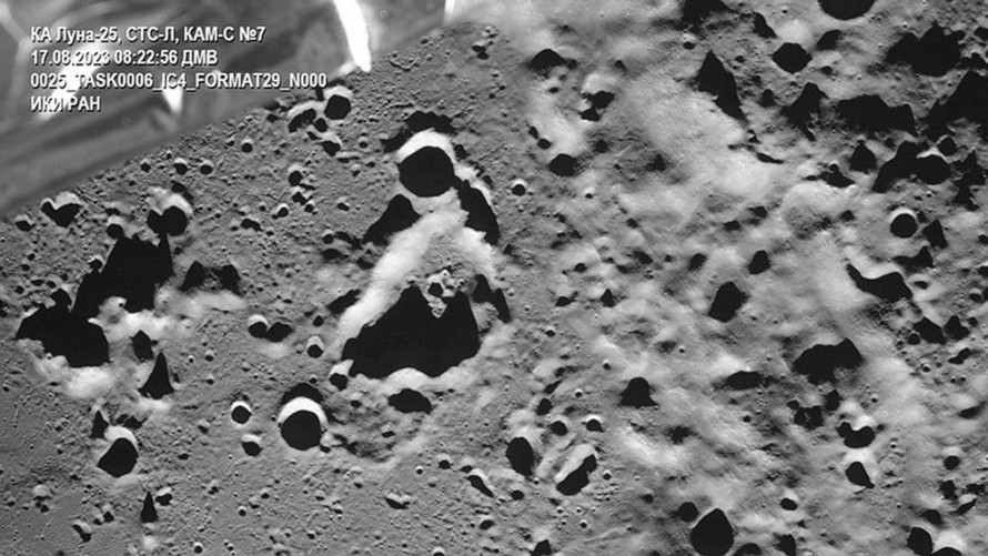  Bức ảnh này do Tập đoàn Vũ trụ Nhà nước Nga Roscosmos công bố hôm 17/8, cho thấy hình ảnh của khu vực cực nam Mặt trăng do tàu vũ trụ Luna-25 chụp được. Mô-đun đổ bộ của Luna-25 sau đó đã gặp sự cố khi tắt động cơ vào ngày 20/8.