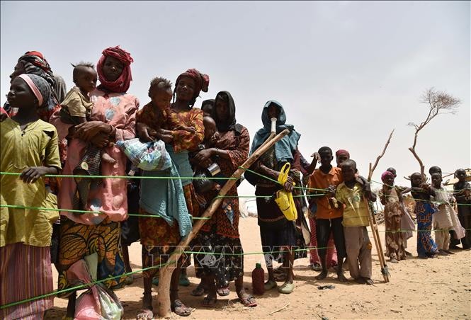 Người dân xếp hàng chờ được phát thực phẩm cứu trợ tại trại tị nạn Asanga, gần Diffa, Niger. Ảnh tư liệu: AFP/TTXVN